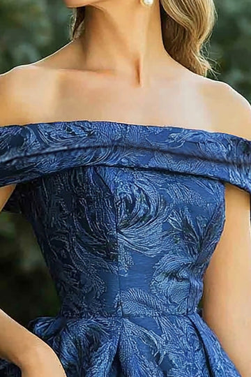 Robe longue Mère de la mariée en jacquard froncé bleu marine à épaules dénudées